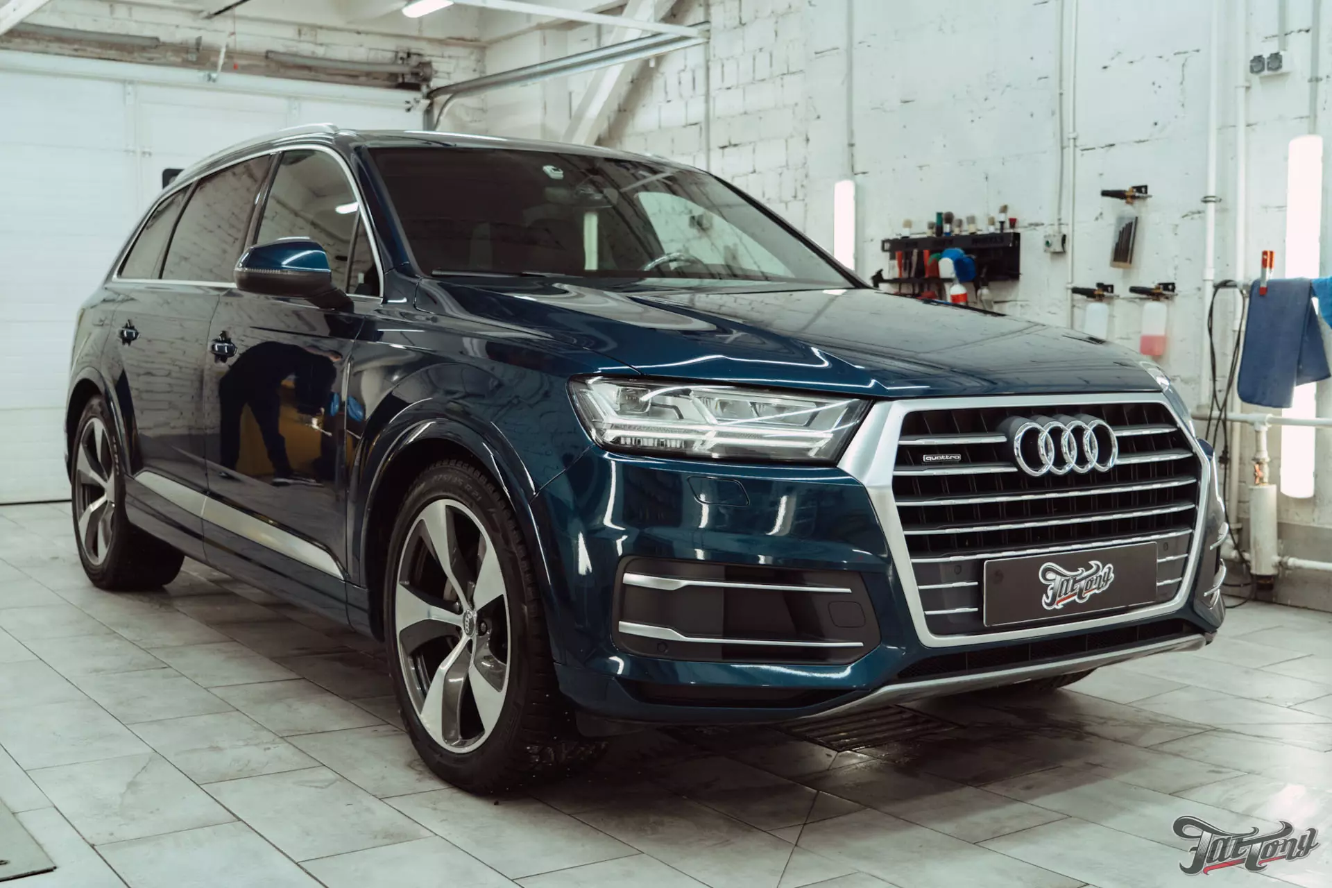 Audi Q7. Ремонт кожи в салоне